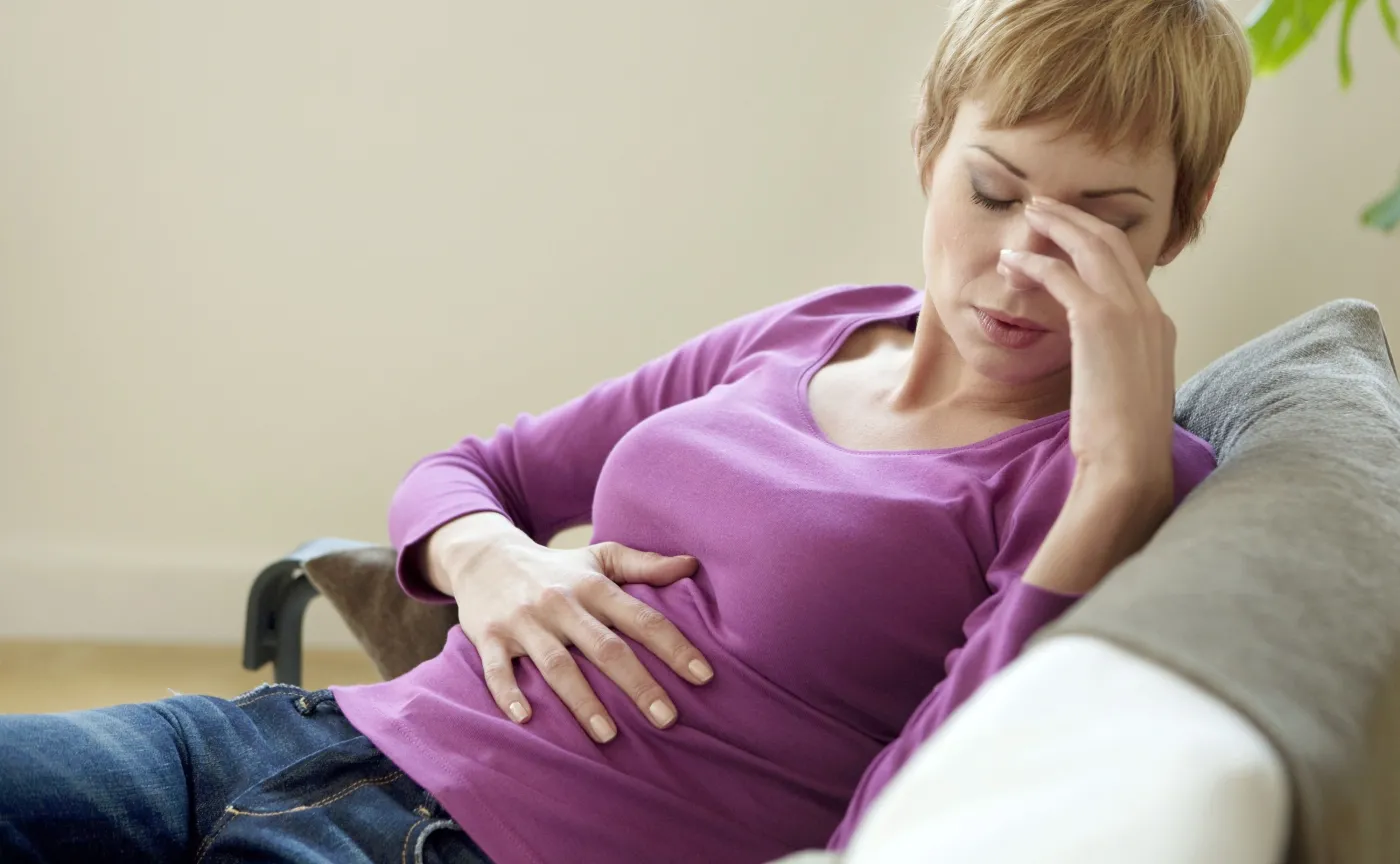 Kobietę boli brzuch
