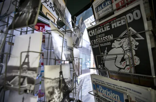 Na okładce "Charlie Hebdo" Bóg z Kałasznikowem, Watykan protestuje