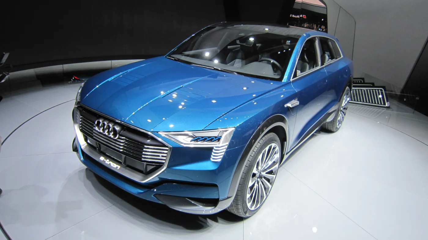 8282200-audi-e-tron-quattro.jpg
