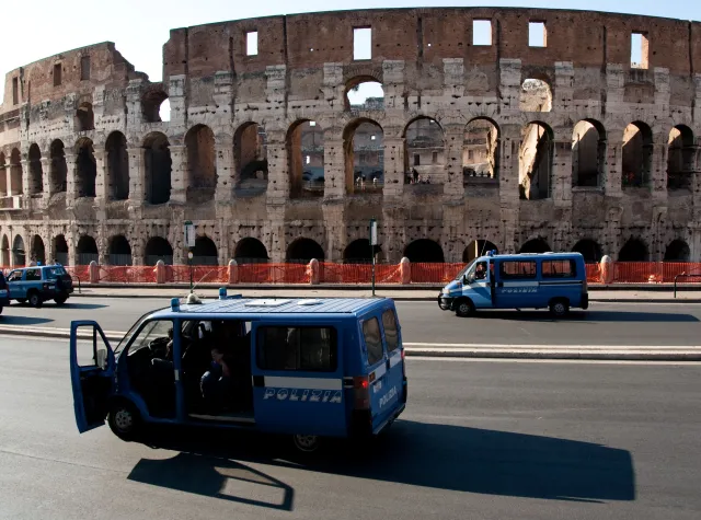 Rosyjski turysta przyłapany na niszczeniu Koloseum. Zapłaci milion euro?
