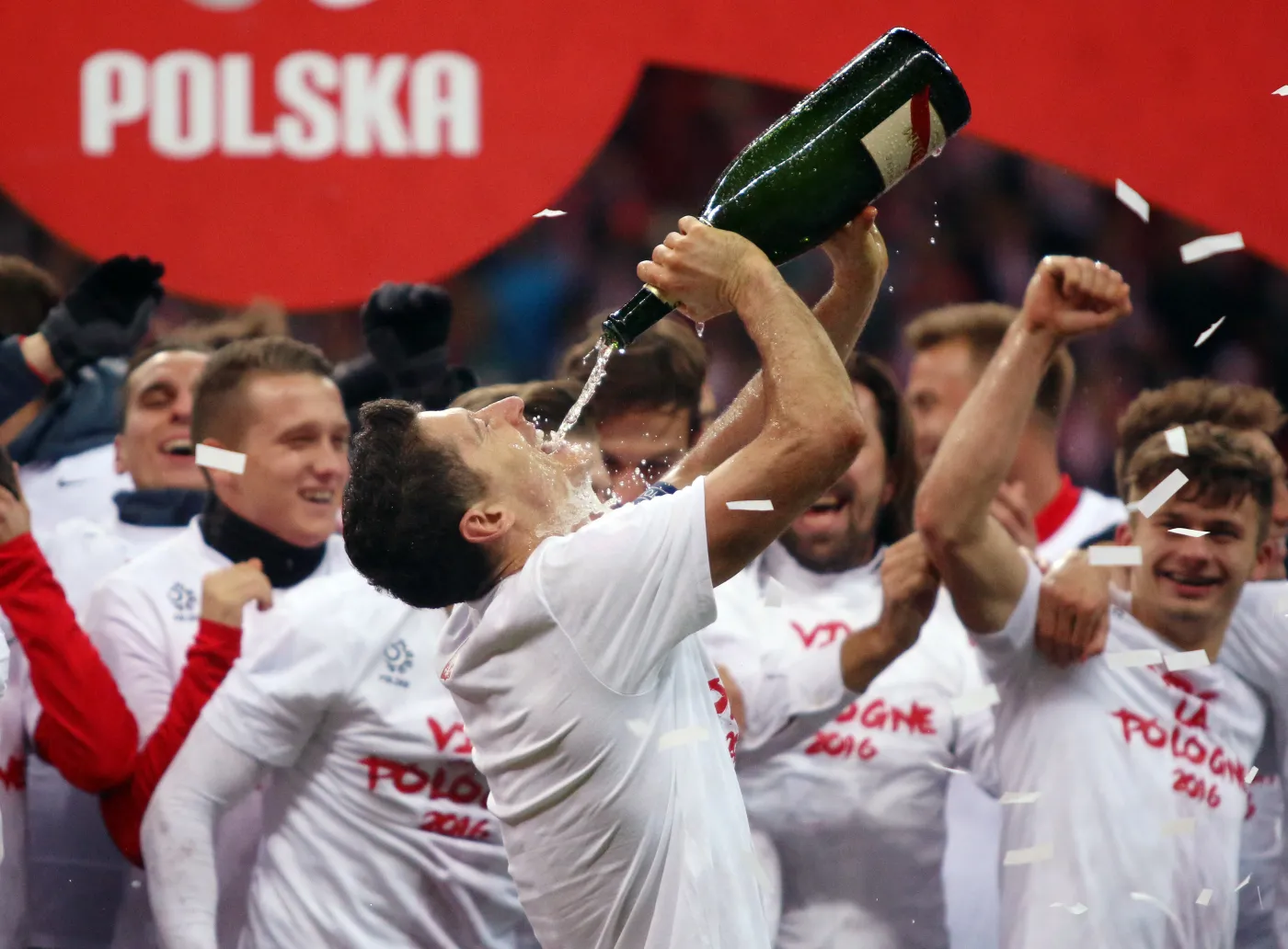 Ktoś doniósł na Roberta Lewandowskiego, że spożywał alkohol w miejscu publicznym. WIDEO