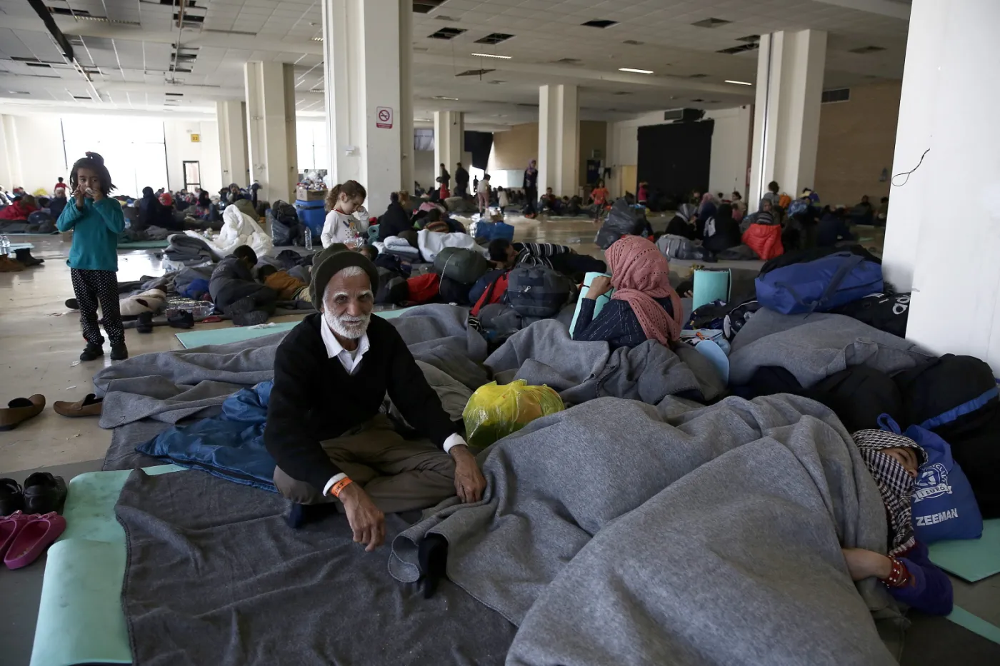 Rzucali kamieniami w policjantów, obalili ogrodzenie... Zamieszki na granicy grecko-macedońskiej