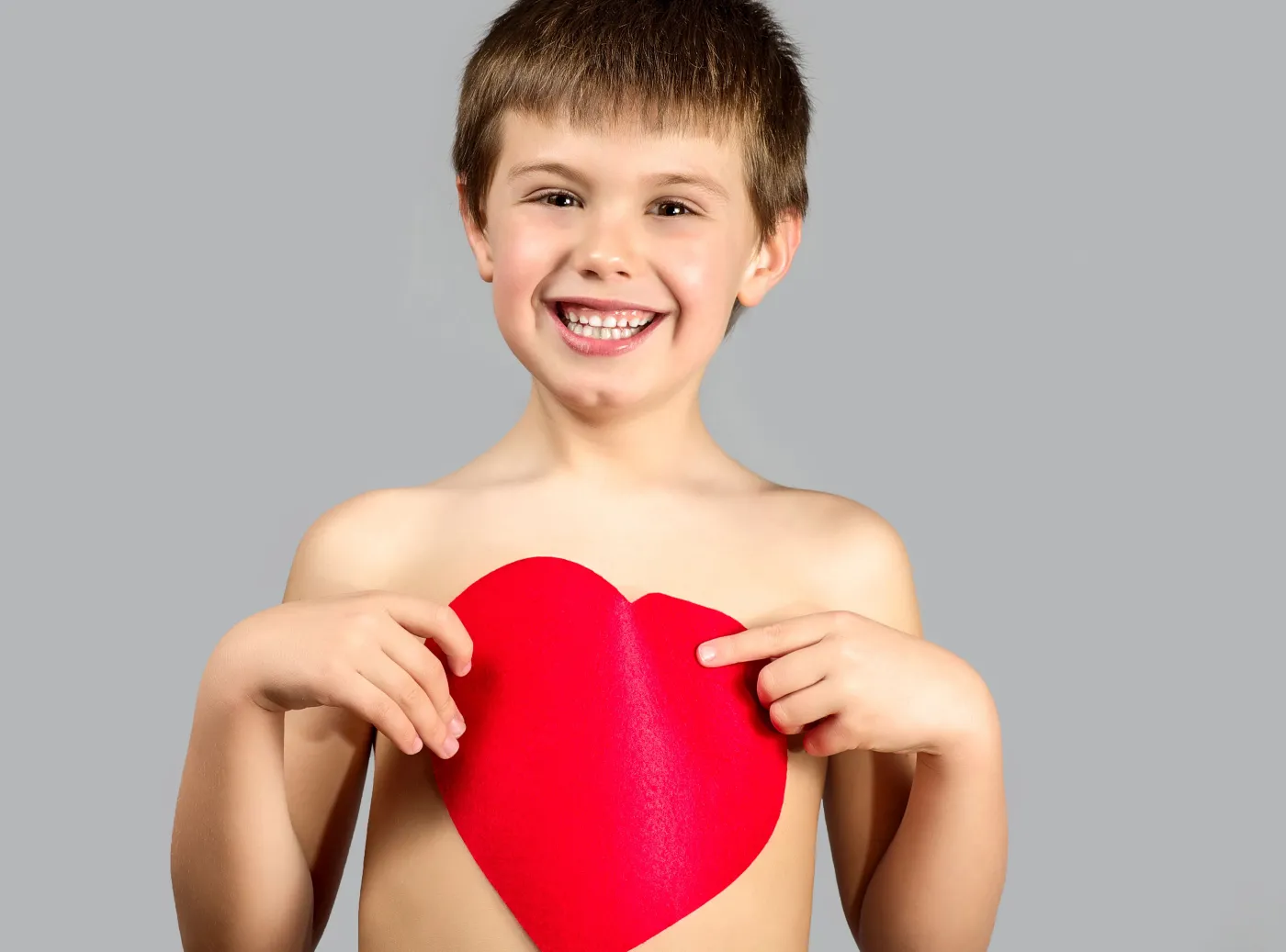 Dziecko trzyma serce