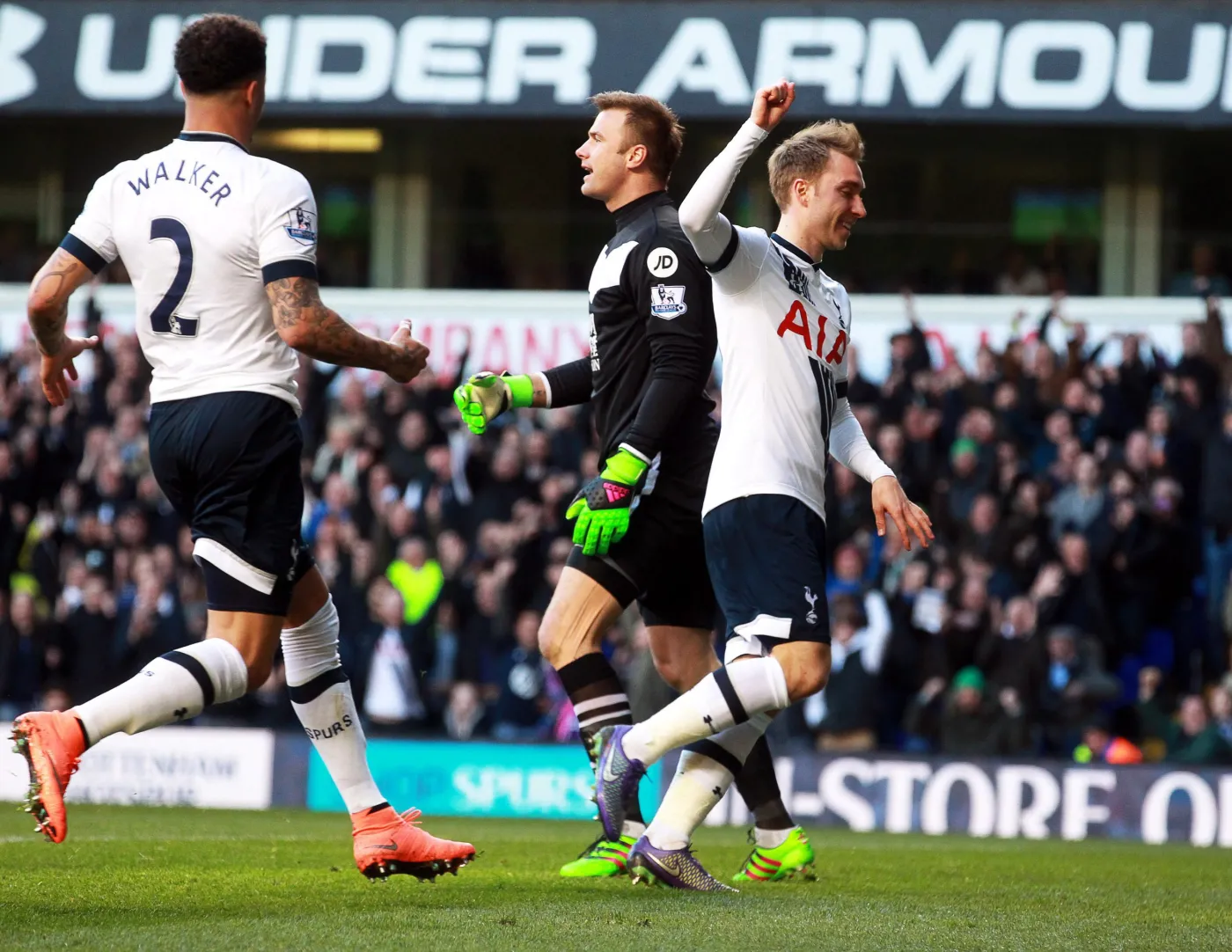 Artur Boruc (w środku)