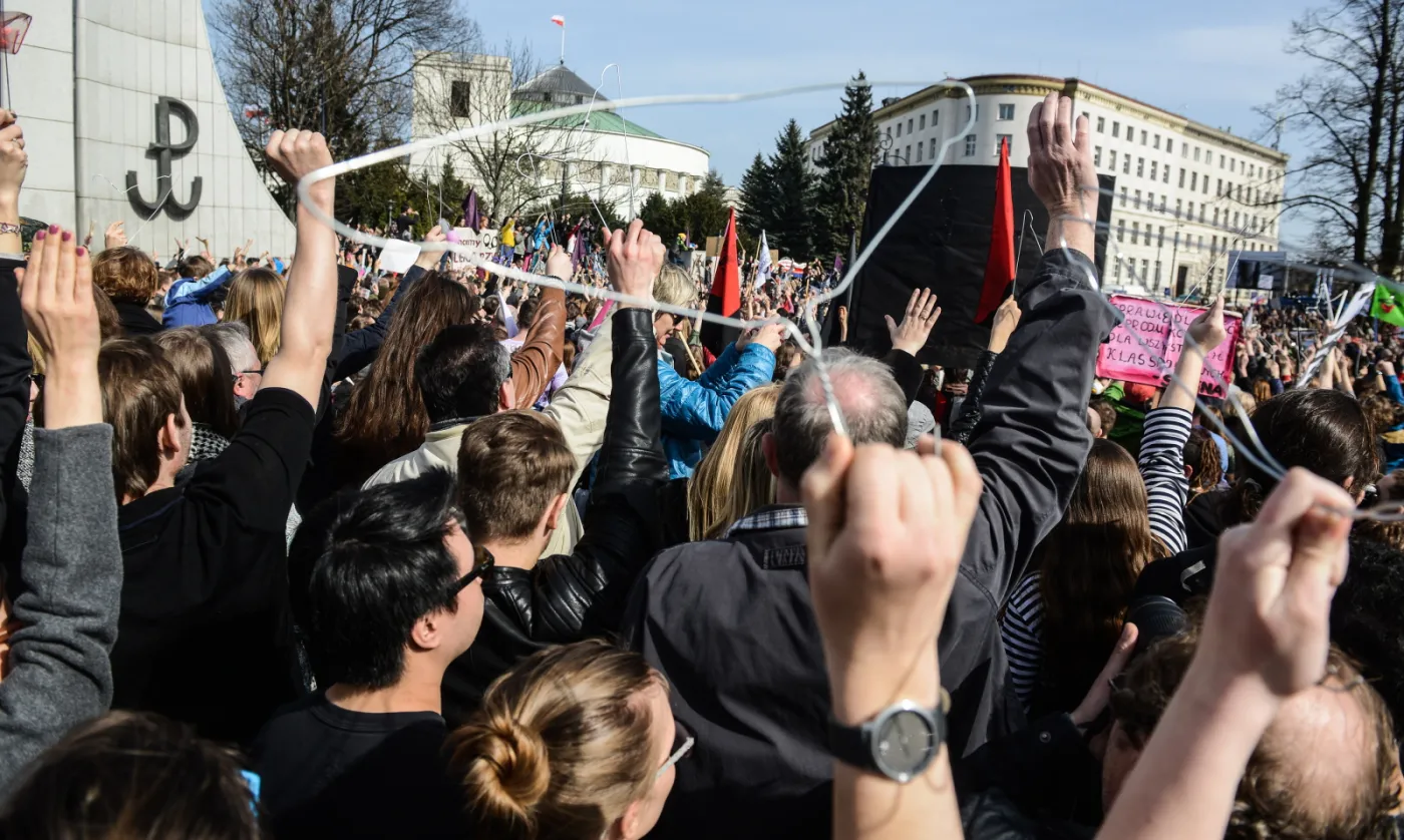 Wieszaki, transparenty, okrzyki. Protest przeciwko całkowitemu zakazowi aborcji [ZDJĘCIA]