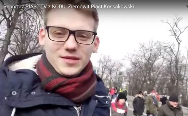 Zadawał niewygodne pytania Komorowskiemu. Youtuber Ziemowit Kossakowski został dziennikarzem portalu TVP