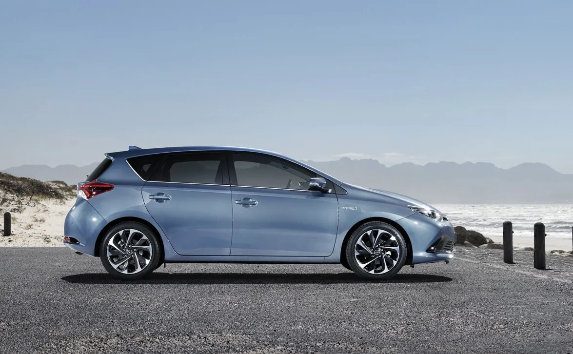 8913981-toyota-auris-hybrid.jpg