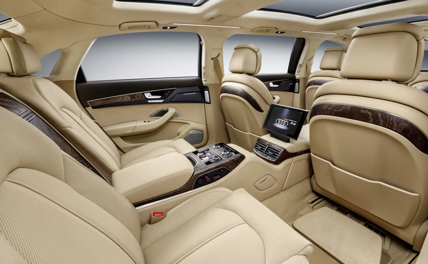 Nowa limuzyna dla prezydenta. Ma królewskie wyposażenie i trzy rzędy foteli. Pierwsze ZDJĘCIA