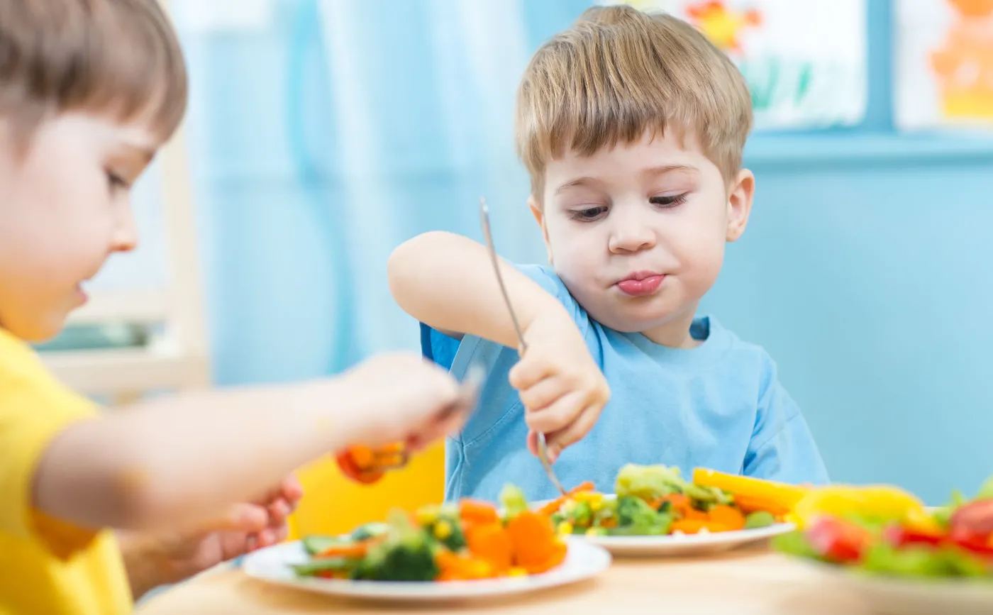 Dzieci jedzą warzywa