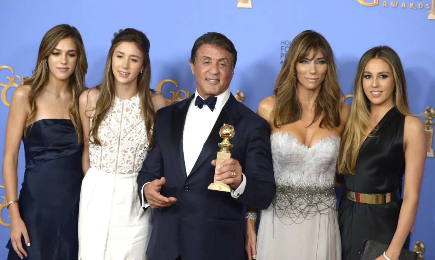 Sylvester Stallone z pięknymi córkami na gali Złotych Globów [ZDJĘCIA]