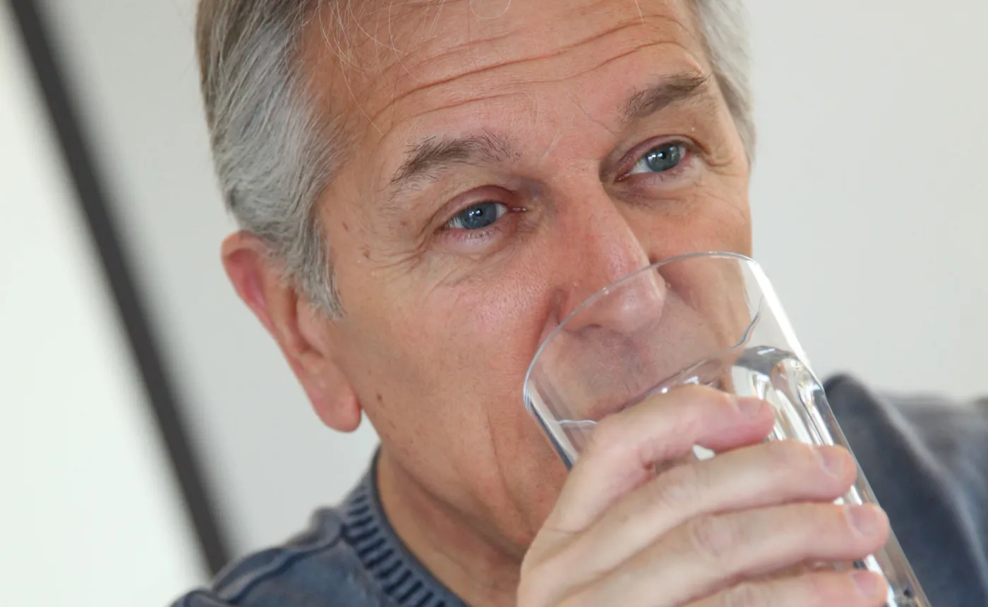 Mężczyzna pije wodę