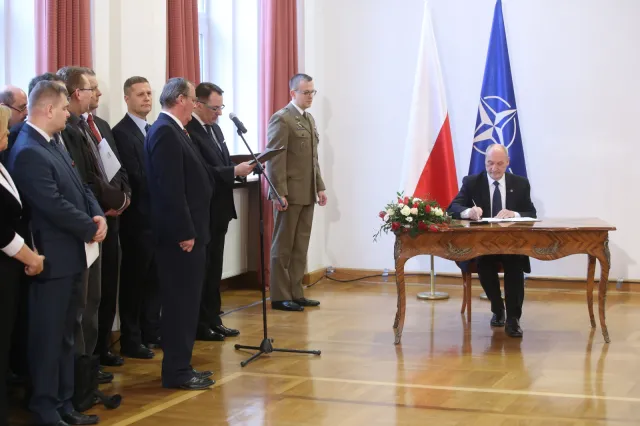 Ile zarobią członkowie nowej komisji Macierewicza? "Zostaną sowicie opłaceni"