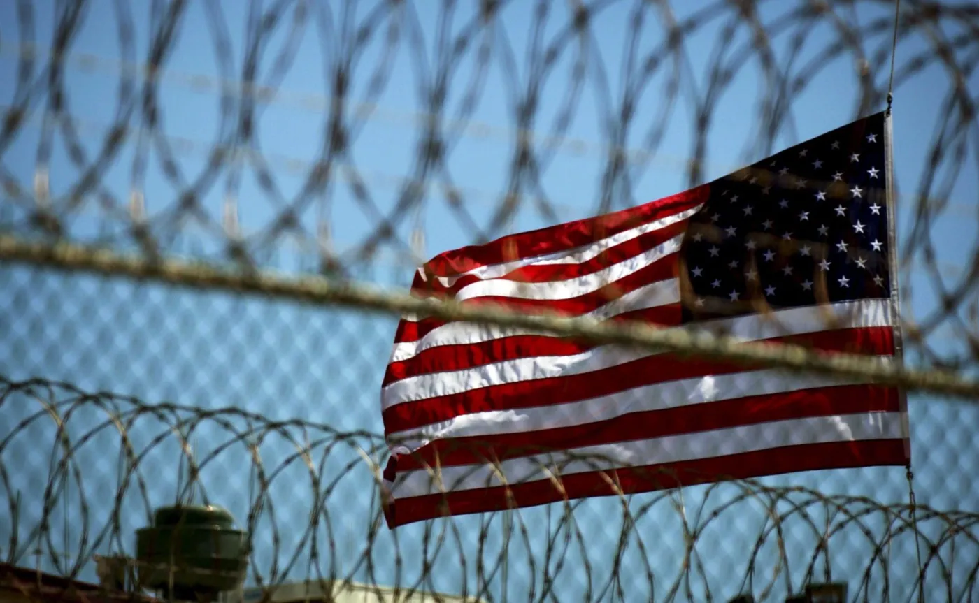 8767987-wiezienie-guantanamo.jpg