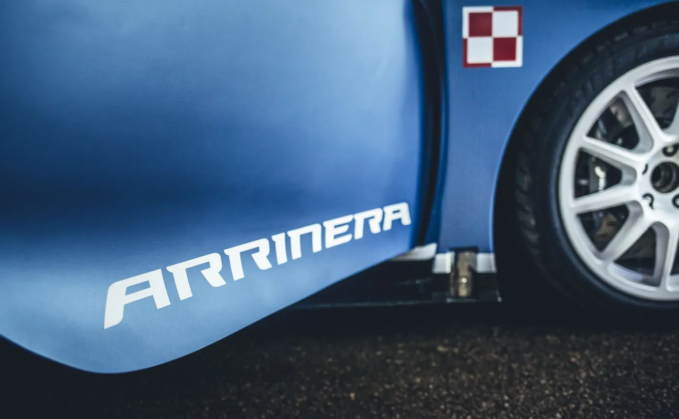 Arrinera hussarya, czyli pierwszy polski supersamochód przypomniał Brytyjczykom o bohaterskich lotnikach [ZDJĘCIA]