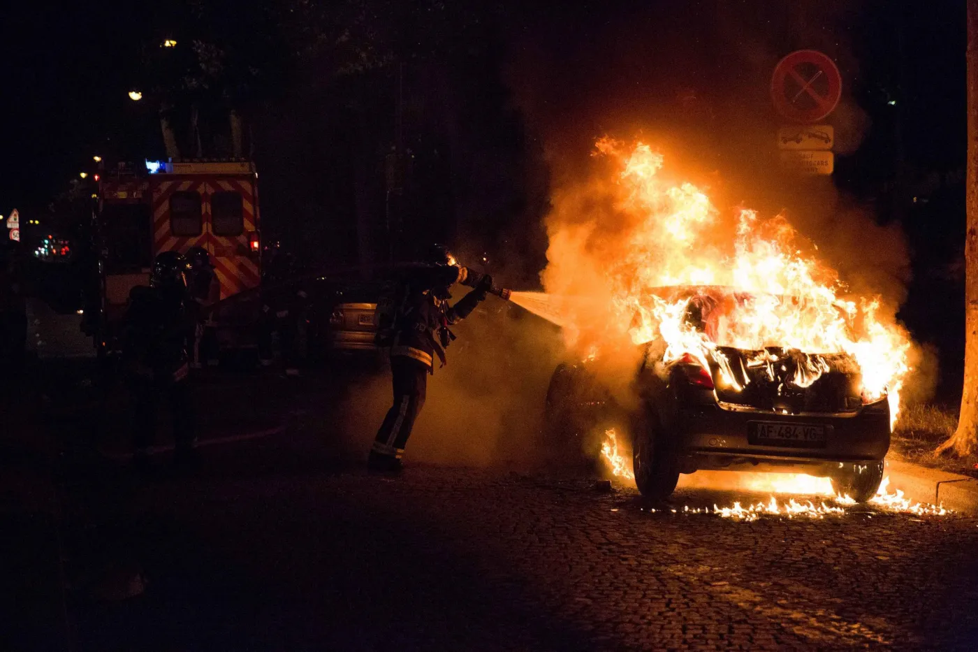Tysiące osób szturmowało strefę kibica pod wieżą Eiffla. Policja użyła gazu