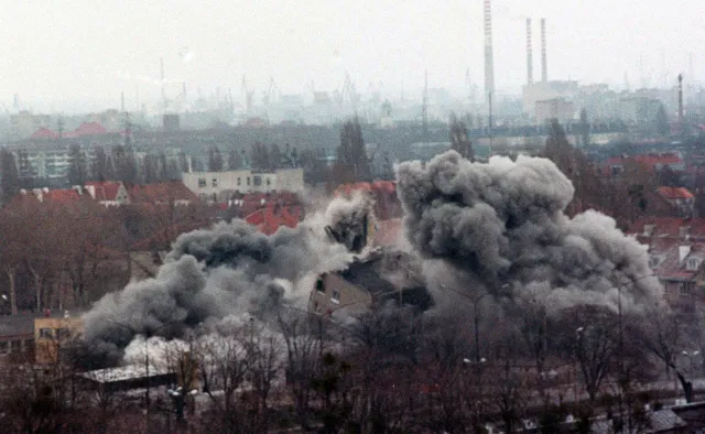 UOP wysadził blok w Gdańsku, by zdobyć teczkę Wałęsy? Cenckiewicz szokuje i ujawnia nowy trop