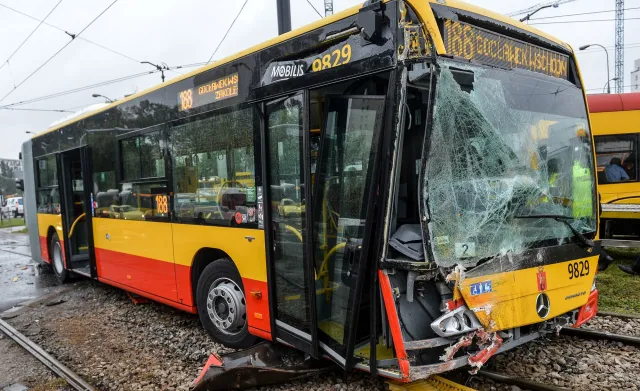 11 osób w szpitalu. Tramwaj zderzył się z autobusem na warszawskiej Pradze