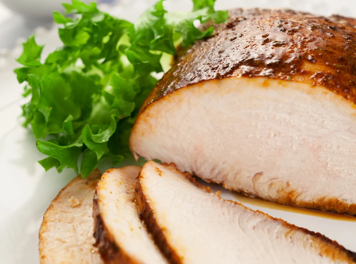 Mięso z indyka zawiera tyrozynę - aminokwas, który uczestniczy w wytwarzaniu serotoniny, czyli hormonu szczęścia. Poza tym jest bogatym źródłem witamin z grupy B.