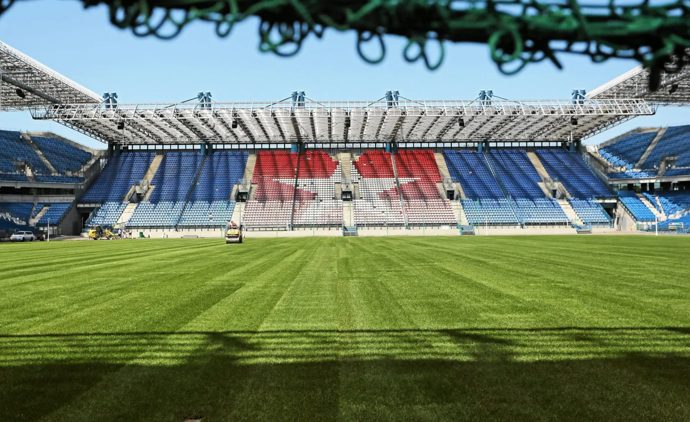 Właściciel Wisły Kraków chciał wyłudzić pół miliona kredytu. Użył podrobionego dowodu żony znanego piłkarza