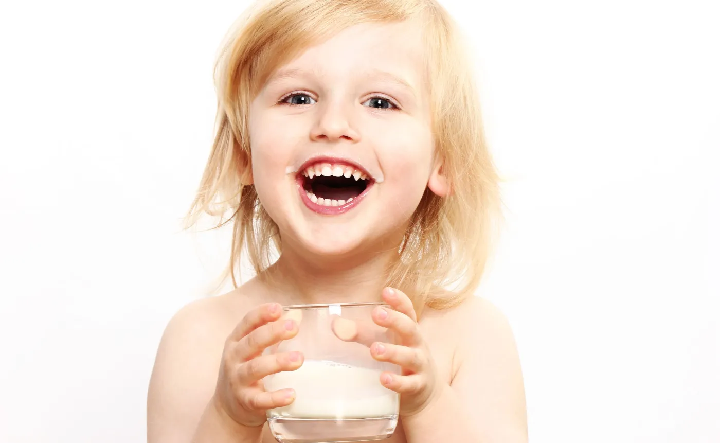Dziecko pije mleko