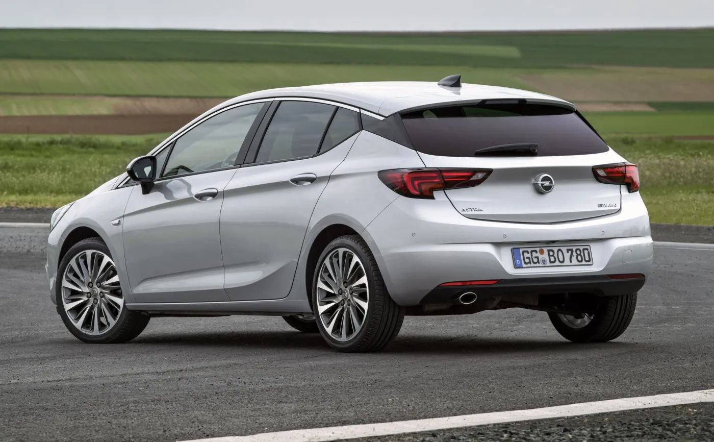 9031537-opel-astra-biturbo.jpg
