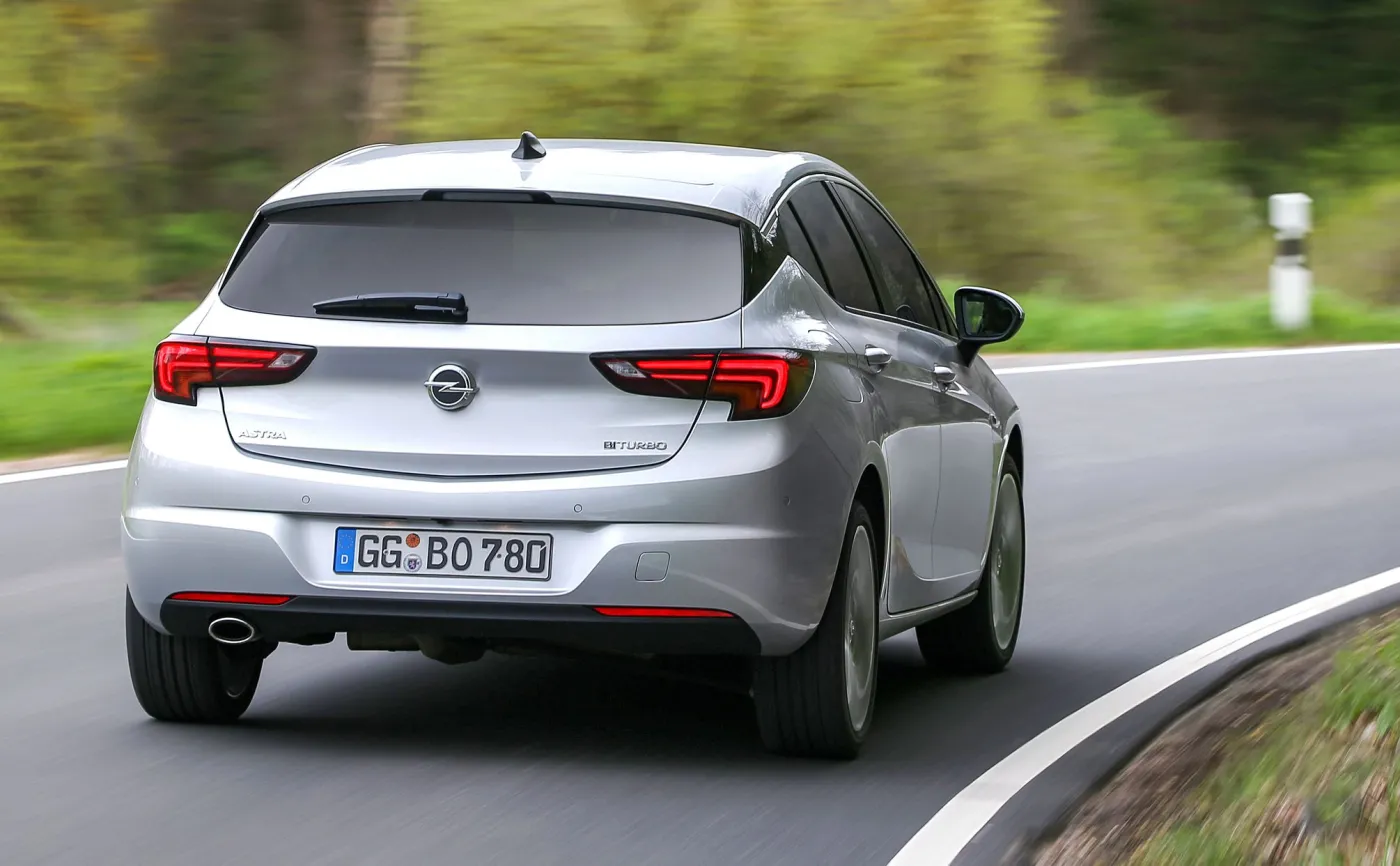 9031378-opel-astra-biturbo.jpg