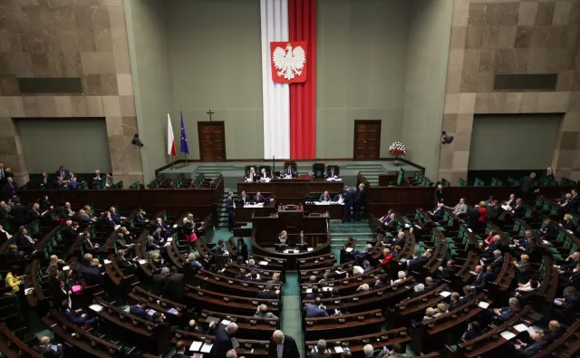 PiS zwiększa przewagę nad konkurencją. Nowoczesna ostro w dół. NOWY SONDAŻ