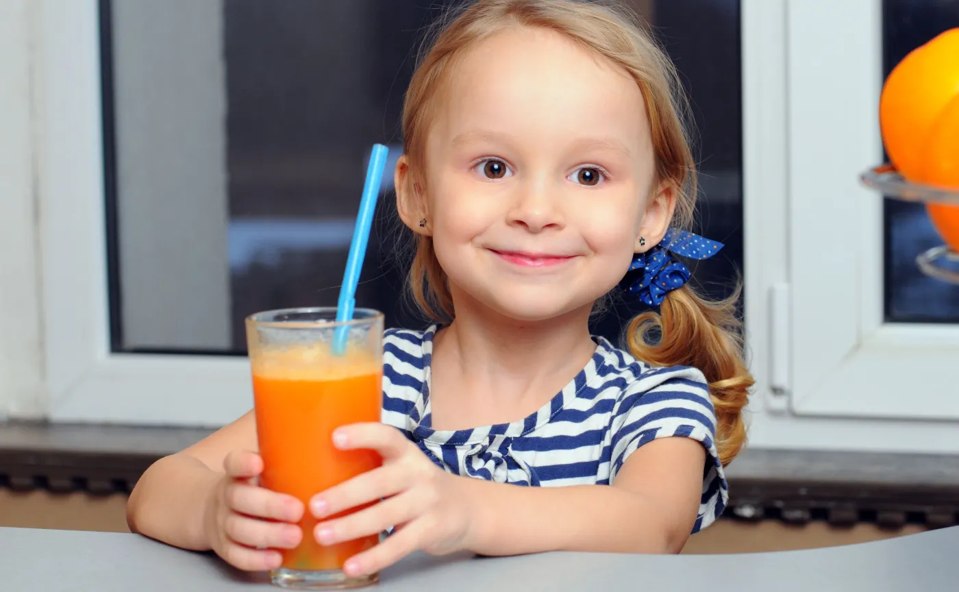 Dziewczynka pije sok