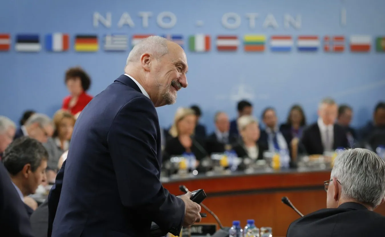 Macierewicz rozmawiał z szefami MON, ale spotkania z francuskim ministrem nie było. "Pozdrawialiśmy się poprzez stół..."