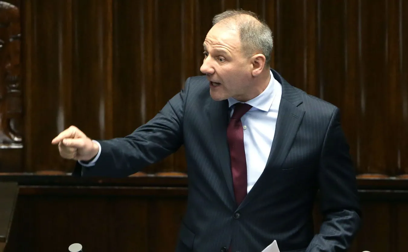 Szokujący wpis na Twitterze posła i byłego polityka PO: Pan najpierw wąchał klej, a potem zabawiał się z owcą?!