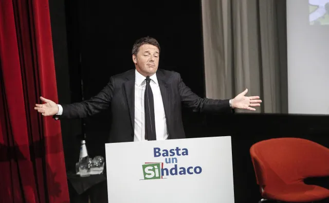 Matteo Renzi idzie w ślady Beaty Szydło. Włoski premier występuje tylko na tle narodowych flag