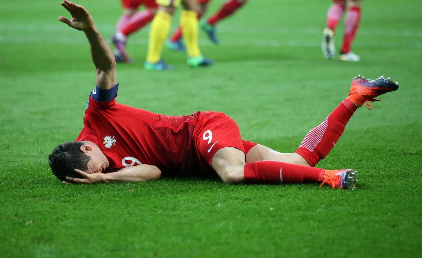 Skandal! Petarda rzucona z trybun wybuchła tuż obok Lewandowskiego. WIDEO