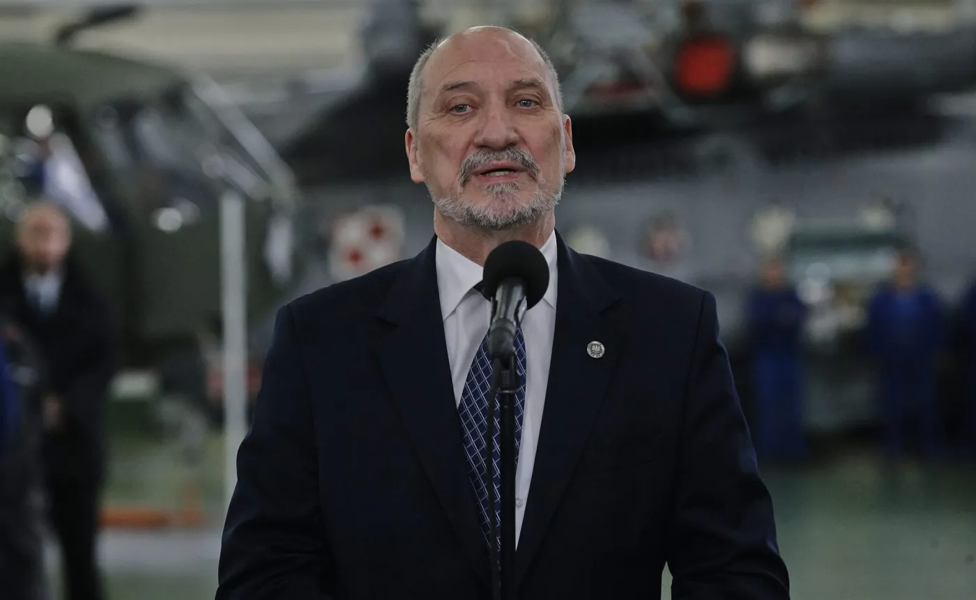 Na pokładze Tu-154 był ładunek wybuchowy? Macierewicz: Odpowiednie służby przeanalizują książkę Jurgena Rotha