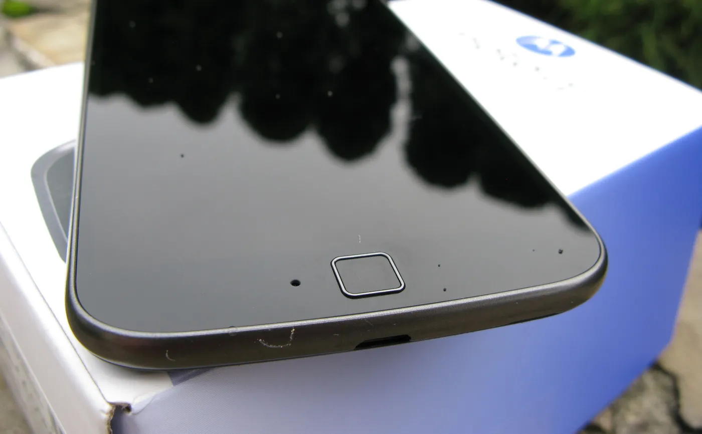 9623566-lenovo-moto-g4-plus.jpg