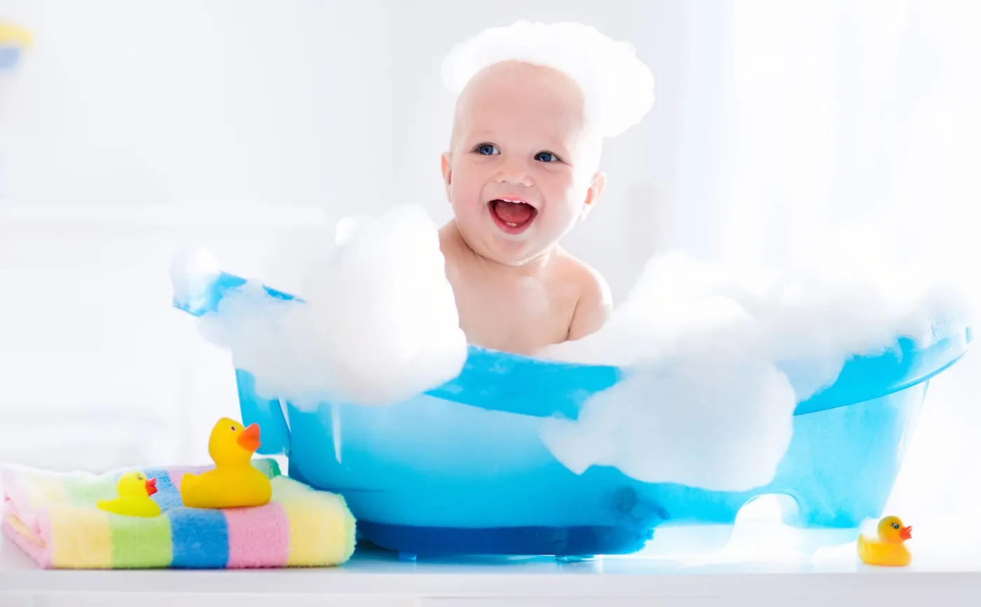 Niemowlę w kąpieli