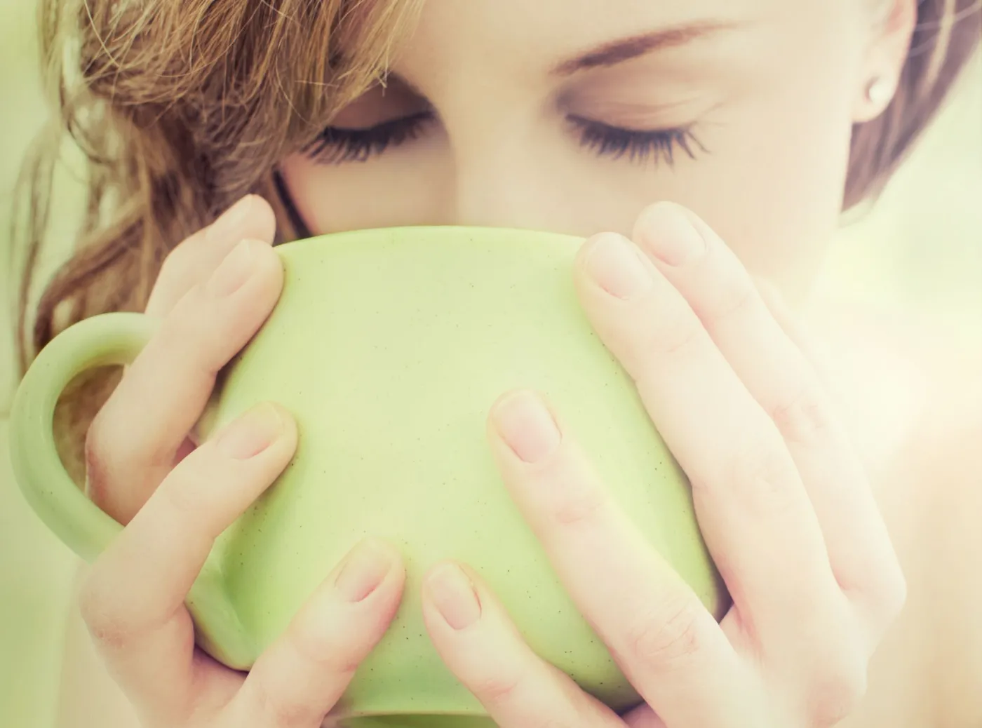 Kobieta pije herbatę