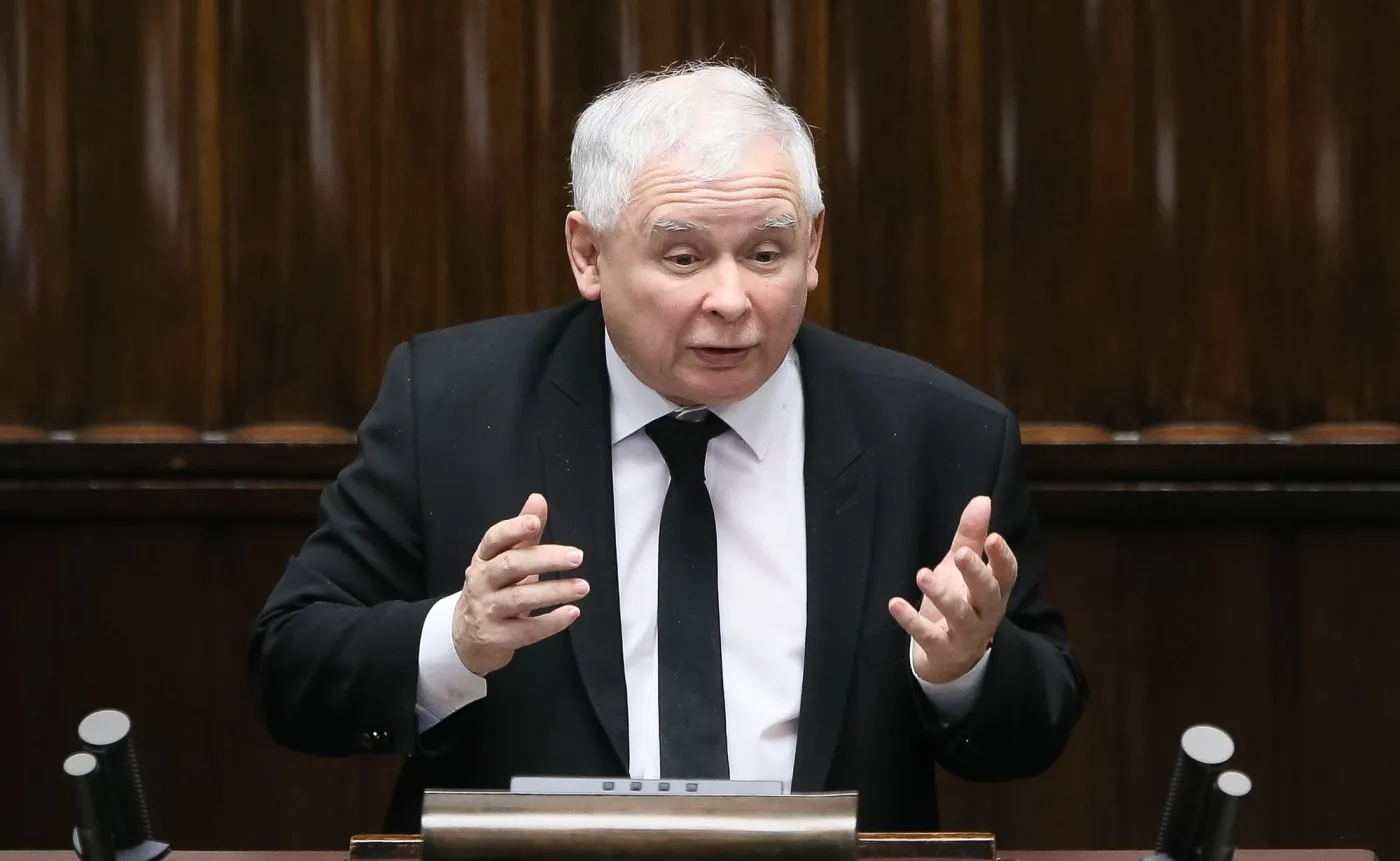 Sejm przyjął ustawę o zgromadzeniach. Było gorąco. Owacje dla Kaczyńskiego, opozycja krzyczała: Komuna wróciła