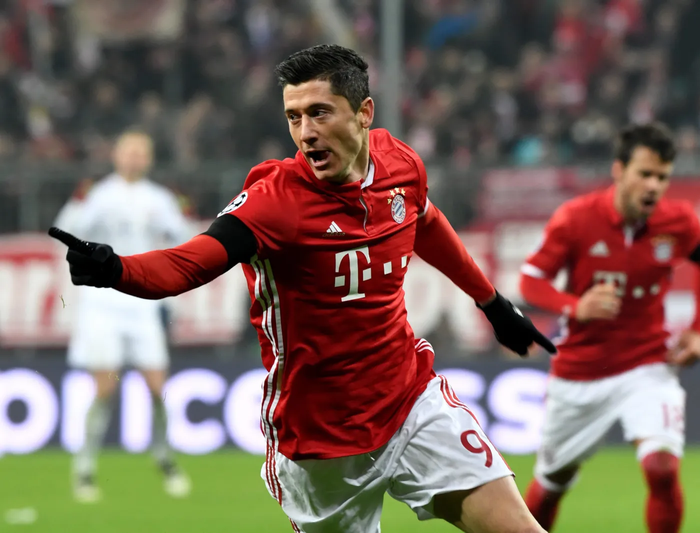 Liga Mistrzów: Kapitalny gol Lewandowskiego. Awans Napoli oraz Benfiki