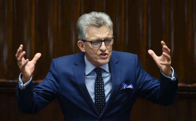 Piotrowicz broni się i pokazuje dokumenty z PRL. "Pomogłem Pikulowi, był mi wdzięczny. Ciepło się o mnie wypowiadał"