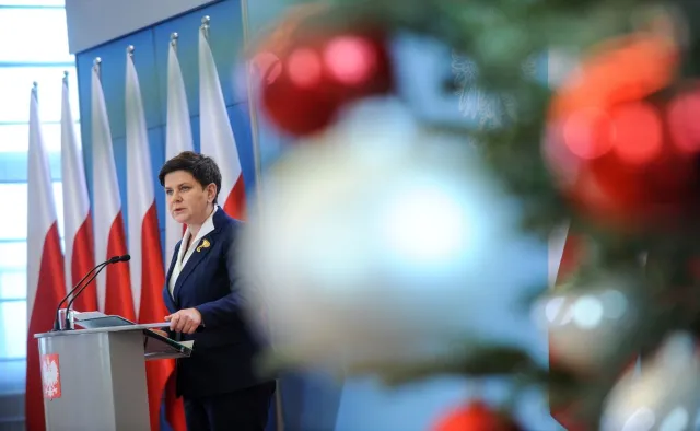 "Rząd się nie cofnie, klub PiS się nie cofnie". Szydło pyta opozycję "czyich interesów broni"