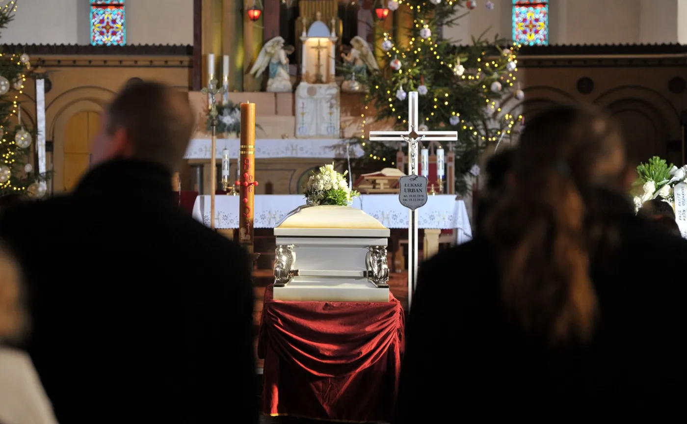9746984-ceremonia-pogrzebowa.jpg