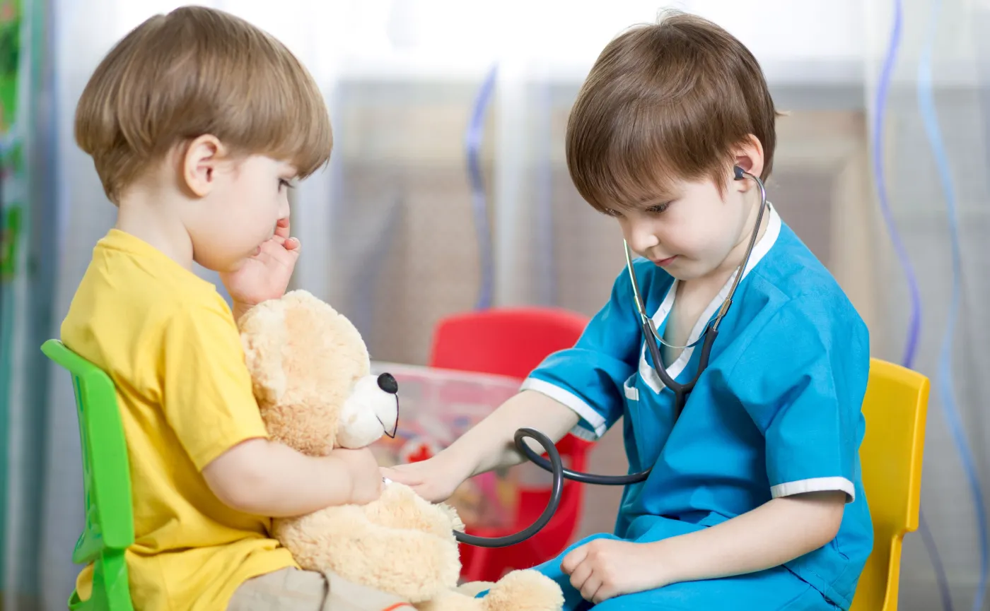 Dzieci badają misia