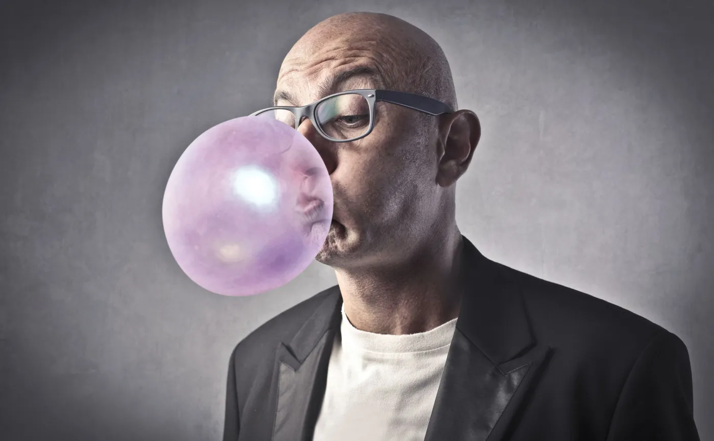 Mężczyzna żuje gumę