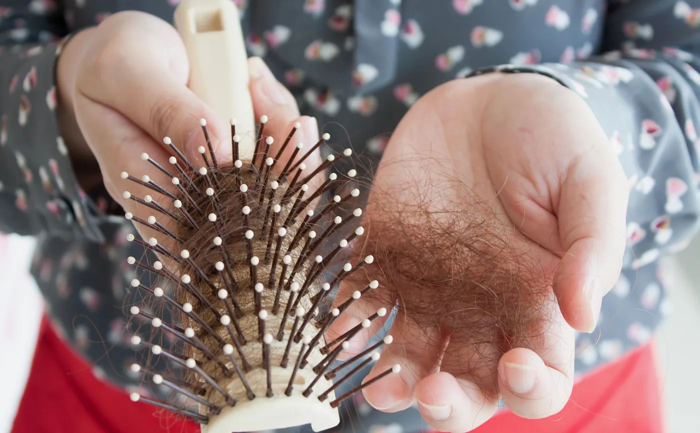 Dlaczego po porodzie kobieta traci włosy? Ekspert tłumaczy