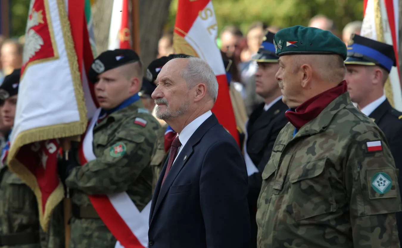 Parafianowicz: Antoni Macierewicz 80 km od frontu w Donbasie