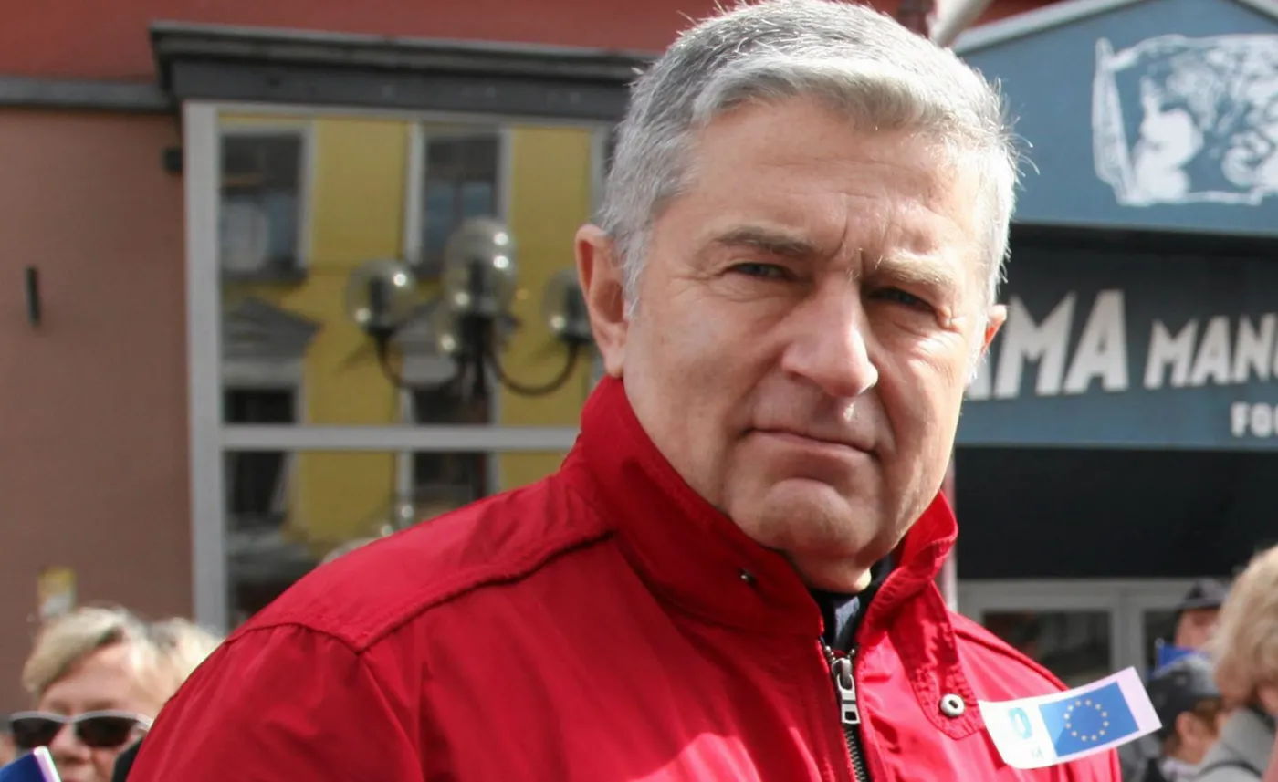 Frasyniuk o Kaczyńskim: Biegnie w zaprzęgu Putina