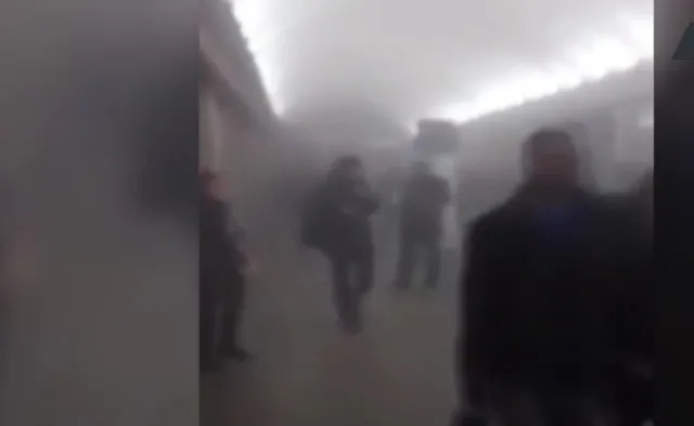 Dym, popłoch i panika w metrze po eksplozji ładunku wybuchowego