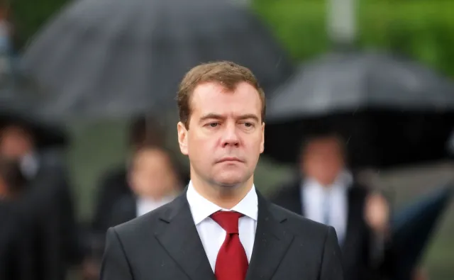 Miedwiediew ostrzega: Działania Trumpa w Syrii na krawędzi starć zbrojnych z Rosją