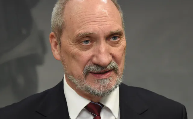 Macierewicz "wskazuje" nowego dowódcę dywizji koordynującej bataliony NATO