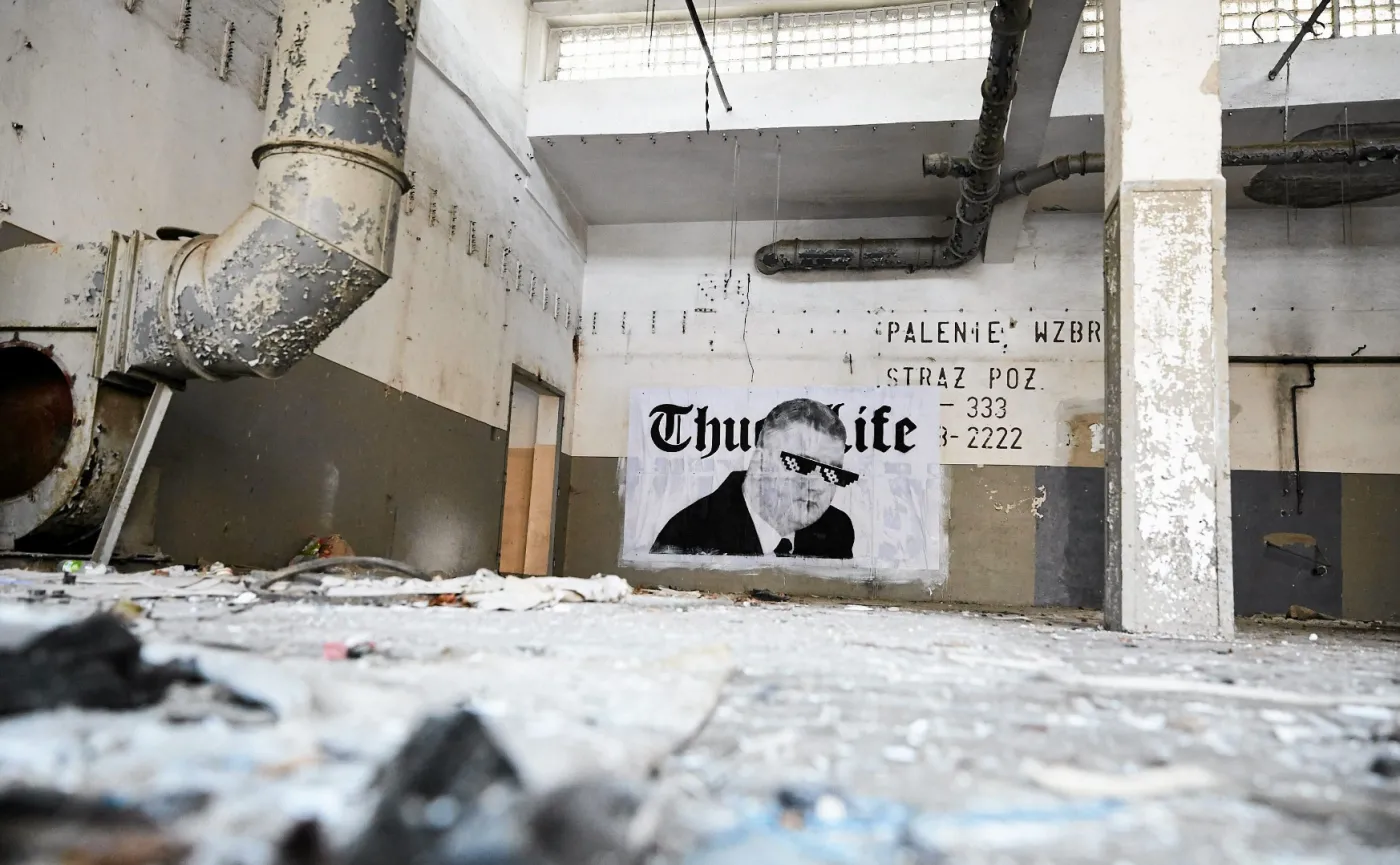 Gdynia, Babie Doły. Praca artysty Mariusza Warasa, przedstawiająca podobiznę Bartłomieja Misiewicza i napis Thug Life (tzn. bandyckie życie)